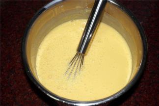 用打蛋器搅打均匀。