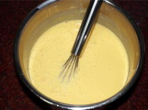 用打蛋器搅打均匀。