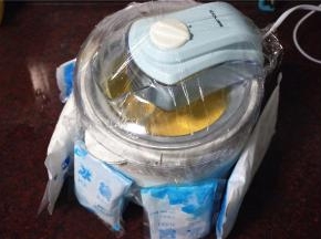 然后用保鲜膜封住雪糕机的料口，周围围上冰袋，营造冷冷的环境，大概搅拌20分钟。