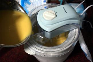 搅匀以后的冰淇淋液，倒入雪糕机里搅拌。雪糕机内胆提前冷藏了15个小时。（没有雪糕机的亲，这个时候可以用打蛋器搅拌大概10分钟，接着跳过步骤13，看步骤14）