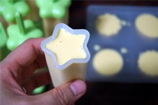 没时间搅打的亲，可以跳过步骤14，将步骤13做好后的雪糕液倒入模具中，然后放冰箱冷冻层冷冻至硬，次日再吃！