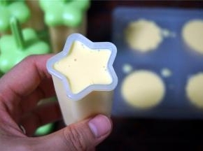 没时间搅打的亲，可以跳过步骤14，将步骤13做好后的雪糕液倒入模具中，然后放冰箱冷冻层冷冻至硬，次日再吃！