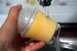 脱模时，用流动水冲一下外表即可轻松倒出雪糕。