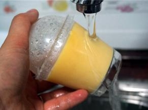 脱模时，用流动水冲一下外表即可轻松倒出雪糕。