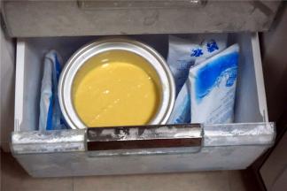 用保鲜膜封住，放进冷冻层冷冻。（想当天吃冰淇淋的亲，待冰淇淋液冷冻到开始结冰以后，取出来，用电动打蛋器搅打片刻，重新放入冰箱。然后每隔半个小时取出来搅打一次，重复5次左右，再将冰淇淋彻底冻硬，冰淇淋就做好了。）