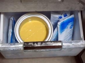 用保鲜膜封住，放进冷冻层冷冻。（想当天吃冰淇淋的亲，待冰淇淋液冷冻到开始结冰以后，取出来，用电动打蛋器搅打片刻，重新放入冰箱。然后每隔半个小时取出来搅打一次，重复5次左右，再将冰淇淋彻底冻硬，冰淇淋就做好了。）