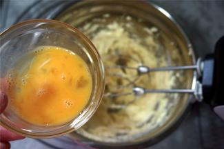 分2次加入全蛋液，每一次都是搅打融合后再加入下一次的。