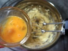 分2次加入全蛋液，每一次都是搅打融合后再加入下一次的。