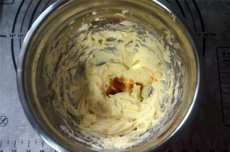 先制作香草面团：黄油软化后加入糖粉，打发至蓬松状态。然后加入香草精，搅打至融合。