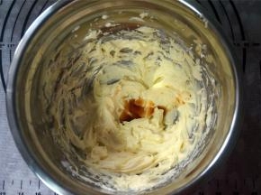 先制作香草面团：黄油软化后加入糖粉，打发至蓬松状态。然后加入香草精，搅打至融合。