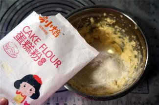倒入提前过筛了的易小焙蛋糕粉，拌至无干粉状态，将面团装入长方形的保鲜袋里。