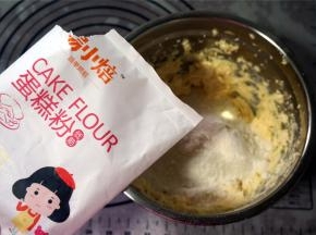 倒入提前过筛了的易小焙蛋糕粉，拌至无干粉状态，将面团装入长方形的保鲜袋里。
