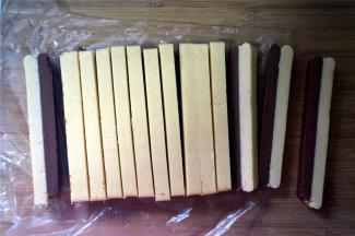 取出冷冻过的双层面片，切成约1厘米宽的条形。