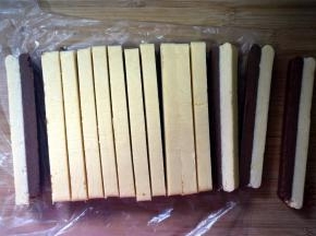 取出冷冻过的双层面片，切成约1厘米宽的条形。