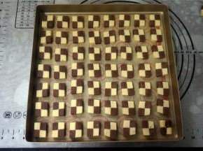 排放到烤盘上，同时开始预热烤箱。这个配方的量，我一共分成3盘来烘烤，两个烤箱同时启动，每次只烤一盘。
由于每个烤箱属性不一样，所以以下烘烤情况仅供参考：柏翠PE5386烤箱中层，上下火185度，15分钟。客浦TO5438烤箱中层，上下火190度，18分钟。