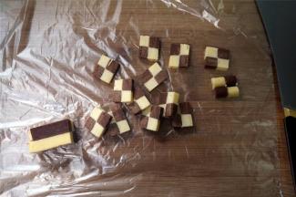 然后切成0.5厘米厚的棋格面片。
