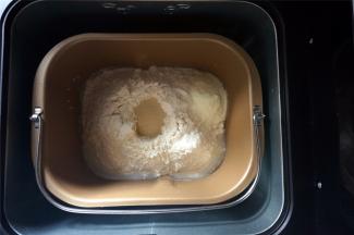 黄油除外，将食材按照先液体后固体的顺序放入面包桶里。