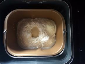 黄油除外，将食材按照先液体后固体的顺序放入面包桶里。