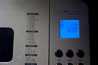 我用的是柏翠PE8500W面包机，启动第一个揉面程序15 IMIX，时间视20分钟。