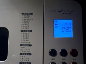我用的是柏翠PE8500W面包机，启动第一个揉面程序15 IMIX，时间视20分钟。