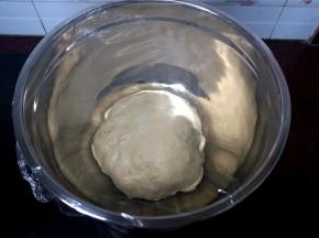 取出面团，放入深盘里，盖上保鲜膜，放入烤箱进行发酵。