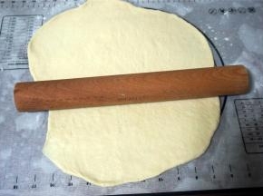 将面团擀开，排气。