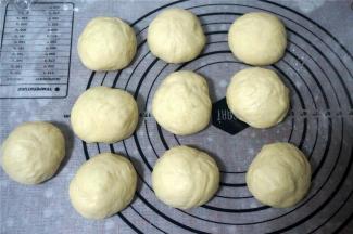 然后分成10等份，揉光滑后，盖上保鲜膜，松弛10分钟再继续下一步。