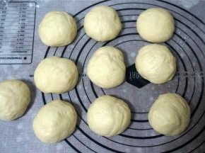 然后分成10等份，揉光滑后，盖上保鲜膜，松弛10分钟再继续下一步。