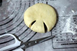 稍微压扁，然后用剪刀在边上剪几刀，剪成花瓣状，注意中间不要剪断。