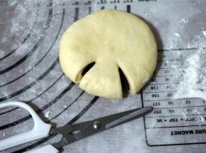 稍微压扁，然后用剪刀在边上剪几刀，剪成花瓣状，注意中间不要剪断。