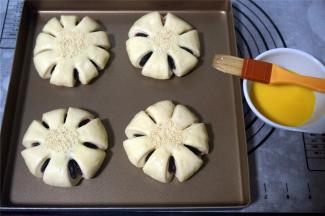 放入烤箱进行二次发酵，时间为40分钟，发酵好后，抹上一层全蛋液，中间撒上白芝麻。