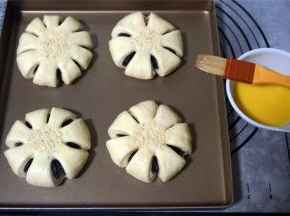 放入烤箱进行二次发酵，时间为40分钟，发酵好后，抹上一层全蛋液，中间撒上白芝麻。