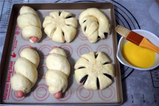 同理，其中三个坯卷上火腿肠，发酵好后抹上全蛋液。