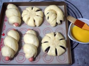 同理，其中三个坯卷上火腿肠，发酵好后抹上全蛋液。