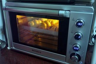 烤箱预热后，中层上下火180度，烤20分钟。