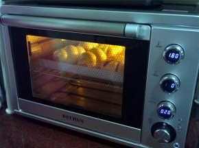 烤箱预热后，中层上下火180度，烤20分钟。