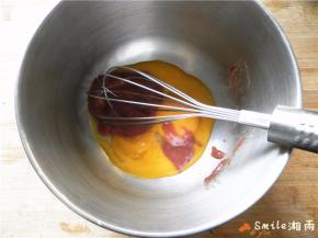 用手动打蛋器搅拌均匀。