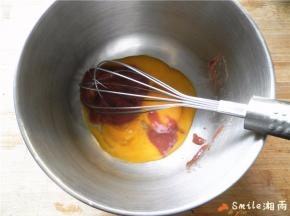 用手动打蛋器搅拌均匀。