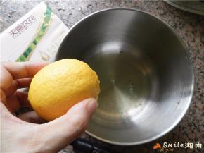 蛋白滴入2滴柠檬汁（柠檬洗净后，也用天喜玫花抽纸擦干）。