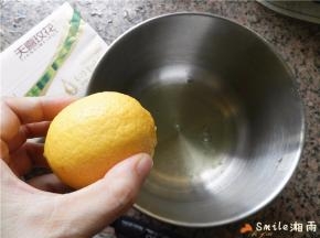 蛋白滴入2滴柠檬汁（柠檬洗净后，也用天喜玫花抽纸擦干）。