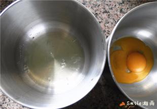 分离好蛋白和蛋黄 (打蛋盘、2个鸡蛋从冰箱取出来，都用天喜玫花抽纸擦干净)。