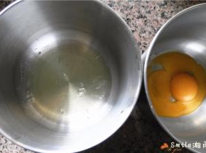 分离好蛋白和蛋黄 (打蛋盘、2个鸡蛋从冰箱取出来，都用天喜玫花抽纸擦干净)。