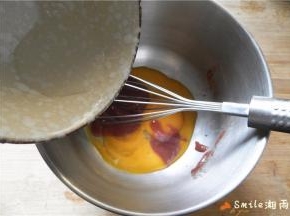 再加入水10克、亚麻籽油15克。