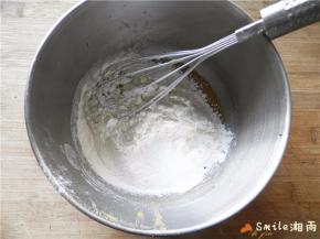 低筋面粉45克过筛，倒入蛋黄糊中。