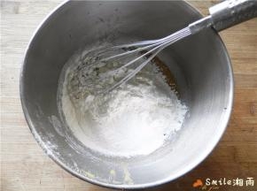 低筋面粉45克过筛，倒入蛋黄糊中。