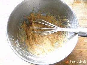 用刮刀上下翻拌成细腻的面糊（我是用手动打蛋器划“J”字形拌匀）；预热烤箱160度10分钟。