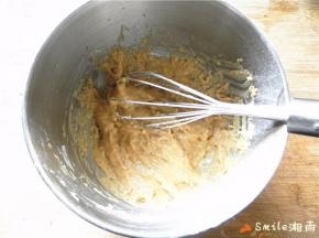 用刮刀上下翻拌成细腻的面糊（我是用手动打蛋器划“J”字形拌匀）；预热烤箱160度10分钟。