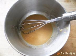 用手动打蛋器搅拌均匀。