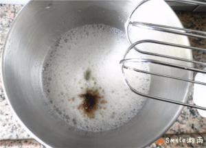 蛋白用电动打蛋器打发，分2次加入红糖颗粒（或白糖）。