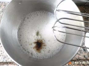 蛋白用电动打蛋器打发，分2次加入红糖颗粒（或白糖）。